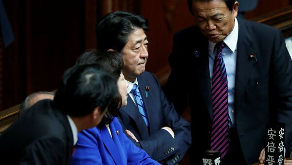 Премьер-министр Японии Синдзо Абэ и его кабинет министров на заседании парламента в Токио. 28 сентября 2017