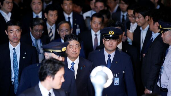 Премьер-министр Японии Синдзо Абэ покидает нижнюю палату Парламента после объявления о роспуске. 27 сентября 2017