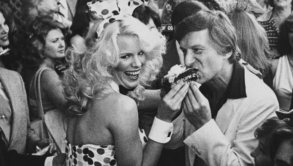 Хью Хефнер с девушкой из Playboy после награждения на Голливудской Аллее славы. 9 апреля 1980