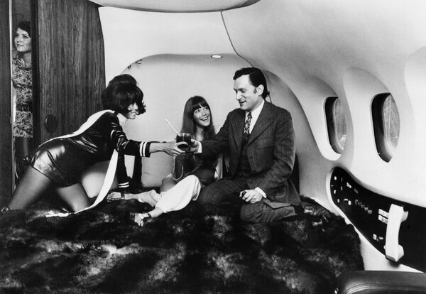 Хью Хефнер с актрисой Барбарой Бентон на борту самолета Playboy Big Bunny. 30 августа 1970
