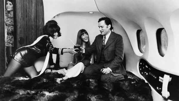 Хью Хефнер с актрисой Барбарой Бентон на борту самолета Playboy Big Bunny. 30 августа 1970