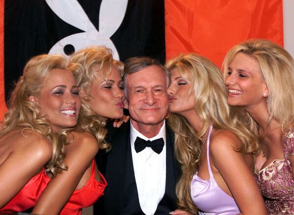 Хью Хефнер с девушками Playboy во время 52-го Каннского кинофестиваля. 14 мая 1999