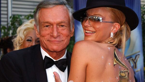 Хью Хефнер с девушкой Playboy Зои Грегори на 44-ой ежегодной премии Грэмми. 26 февраля 2002