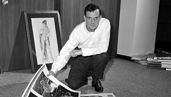 Хью Хефнер просматривает пробные листы для своего журнала Playboy в Чикаго. 20 июня 1961