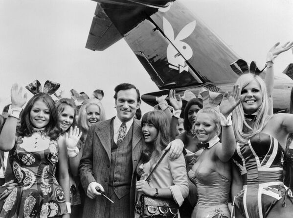 Хью Хефнер с девушками возле самолета Playboy в аэропорту Ле Бурже. 30 августа 1970