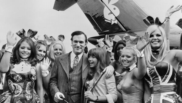 Хью Хефнер с девушками возле самолета Playboy в аэропорту Ле Бурже. 30 августа 1970