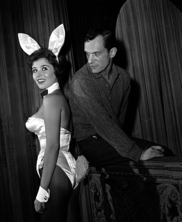 Хью Хефнер с официанткой Bunny Girl в ночном клубе Хефнера в Чикаго. 20 июня 1961