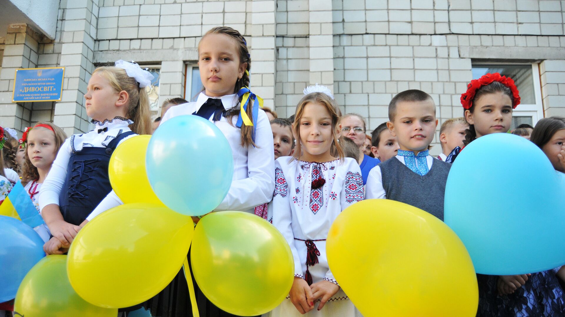 Ученики на торжественной линейке, посвященной Дню знаний, во Львове - РИА Новости, 1920, 19.04.2022