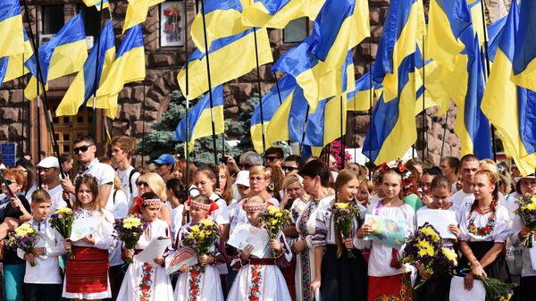 Местные жители во время праздничного мероприятия, посвященного Дню флага Украины. Архивное фото