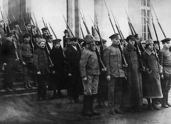 Колонна вооруженных рабочих и служащих во время военной подготовки. Петроград, октябрь 1917 год