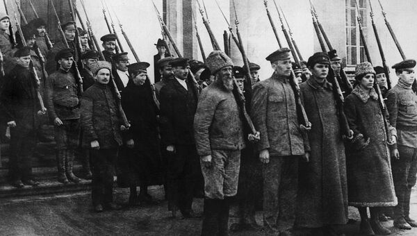 Колонна вооруженных рабочих и служащих во время военной подготовки. Петроград, октябрь 1917 год. Архивное фото