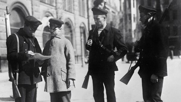 Революционный патруль проверяет документы у входа в Смольный. Петроград. 1917 год