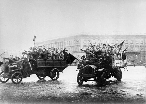 Отряды вооруженных матросов и солдат направляются к Зимнему дворцу. Октябрьские дни 1917 года. Петроград