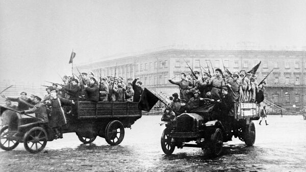Отряды вооруженных матросов и солдат направляются к Зимнему дворцу. Октябрьские дни 1917 года. Петроград