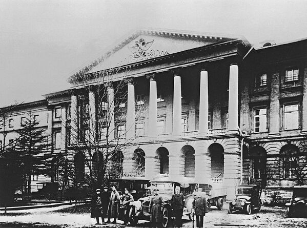 Здание Смольного в Петрограде в дни Октябрьской революции 1917 года