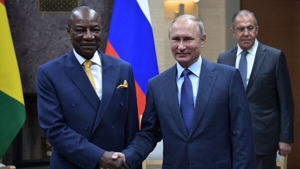 Владимир Путин и президент Гвинейской Республики, действующий председатель Африканского союза Альфа Конде во время встречи. 28 сентября 2017
