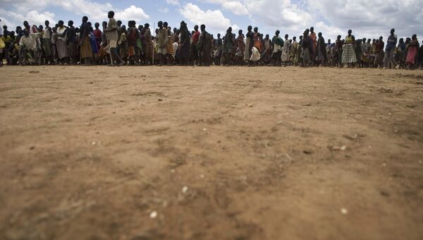Раздача продовольствия во время засухи в Уганде
