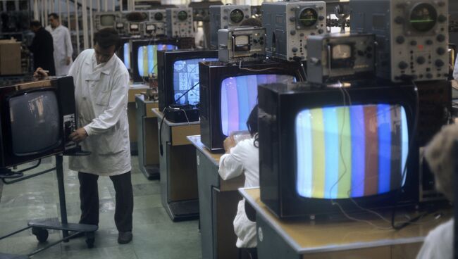 Конвейер настройки нового цветного телевизора