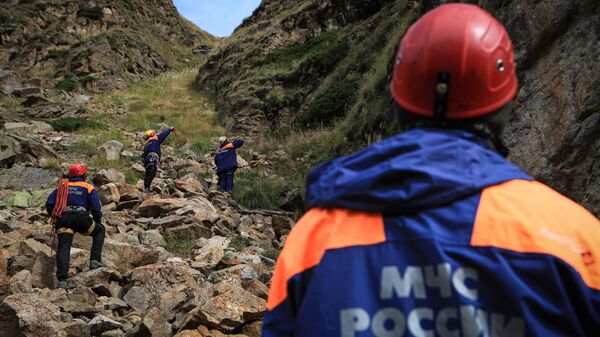 Отработка действий по поиску и эвакуации пострадавшего туриста из горно-скалистой местности Эльбрусским высокогорным поисково-спасательным отрядом МЧС РФ