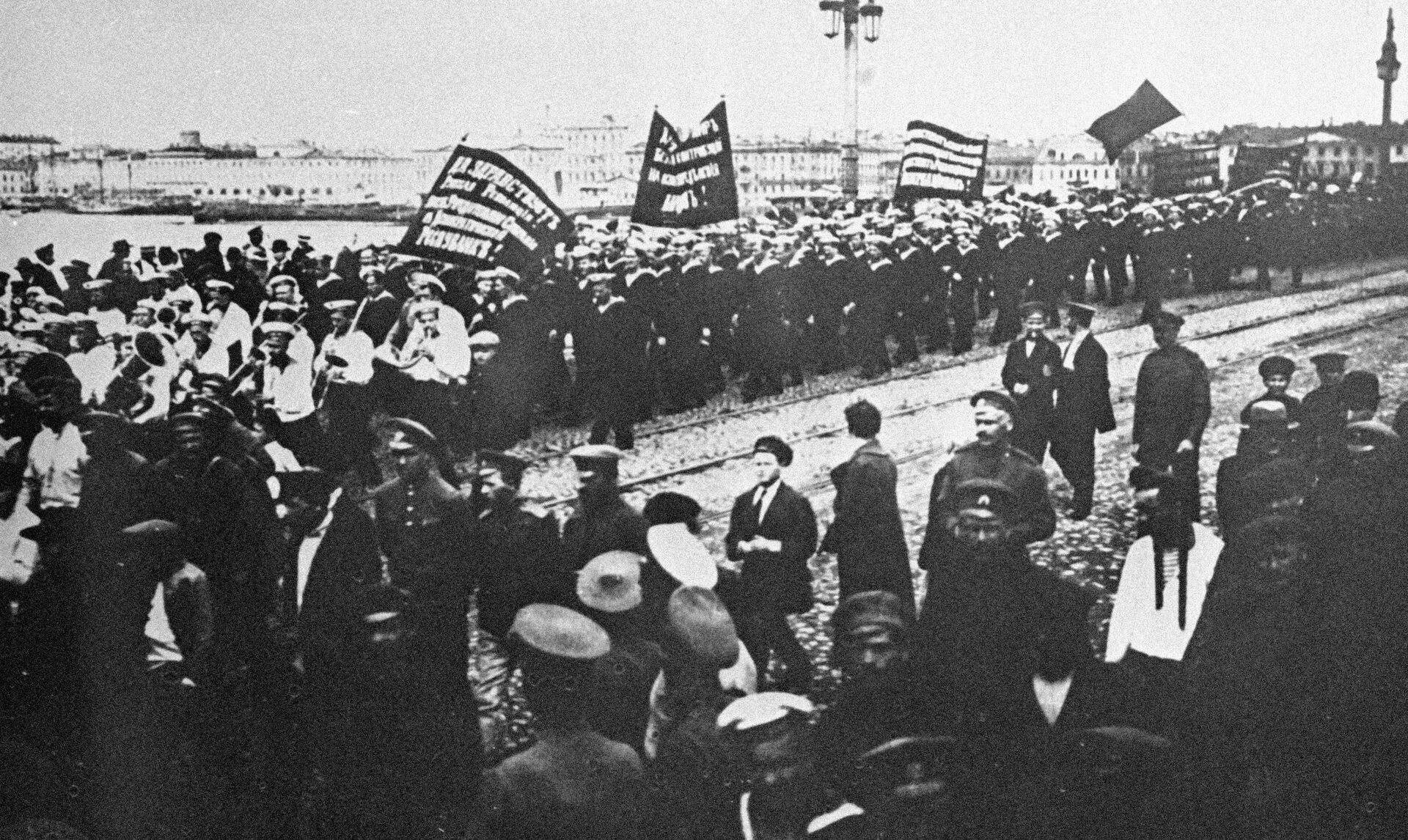 Революционная демонстрация в Петрограде, в которой приняли участие 10 тысяч моряков, в том числе и с крейсера Аврора. 18 июня 1917 года  - РИА Новости, 1920, 25.02.2022