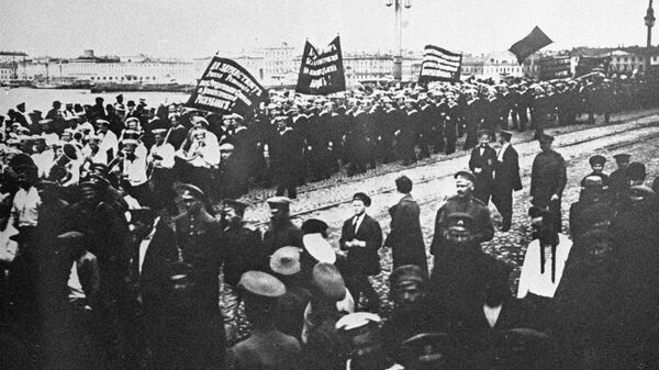 Революционная демонстрация в Петрограде, в которой приняли участие 10 тысяч моряков, в том числе и с крейсера Аврора. 18 июня 1917 года. Архивное фото