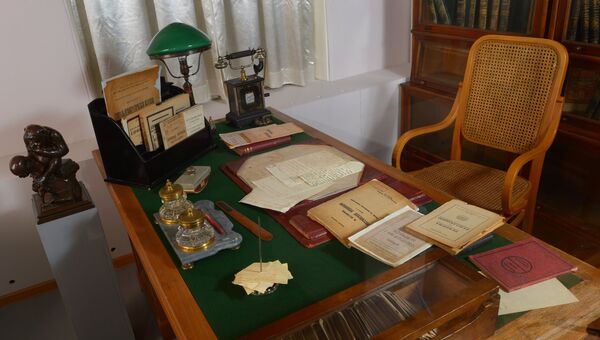 Рабочий стол В.И. Ленина, представленный на историко-документальной выставке Ленин в Выставочном зале федеральных архивов в Москве