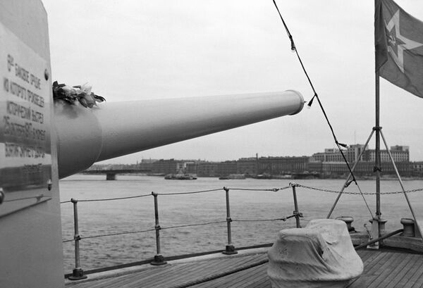 Носовое орудие крейсера Аврора, из которого был сделан выстрел, послуживший сигналом к штурму Зимнего дворца