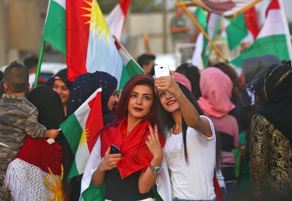 Сирийские курды на митинге в поддержку референдума о независимости Иракского Курдистана.