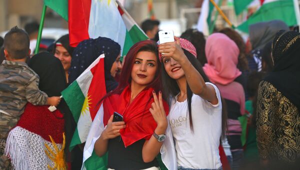 Сирийские курды во время митинга в поддержку референдума о независимости Иракского Курдистана