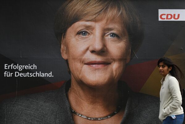 Плакат с изображением канцлера Ангелы Меркель на одной из улиц Берлина накануне парламентских выборов.