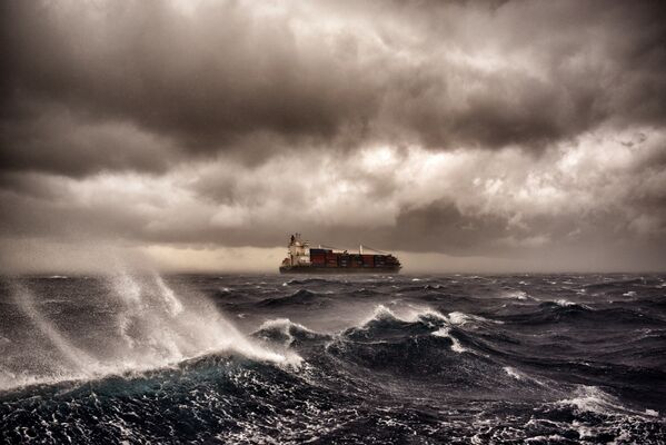 Грузовое судно во время шторма в Средиземном море.