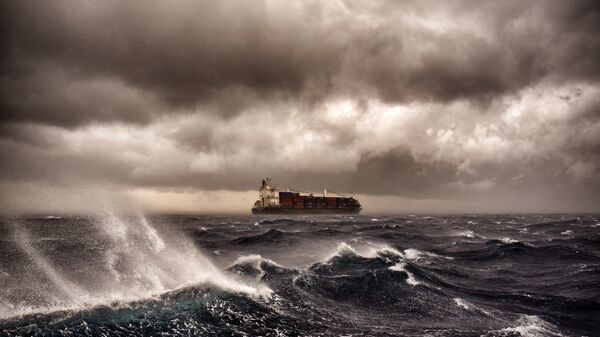 Грузовое судно в шторм. Архивное фото