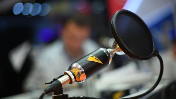 Микрофон в студии радио. Архивное фото