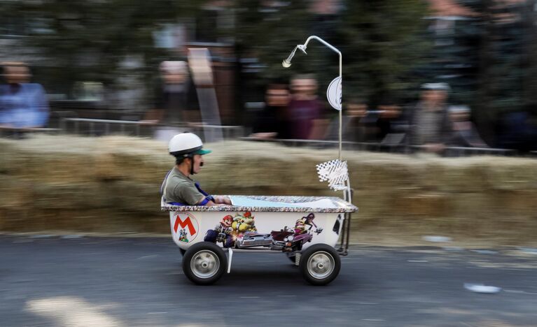 Участник гонки Soapbox Red Bull в Алматы, Казахстан.