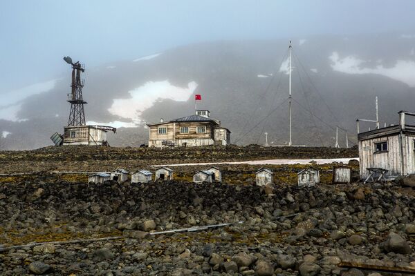 Будки для ездовых собак на полярной станции Бухта Тихая на острове Гукера архипелага Земля Франца-Иосифа.