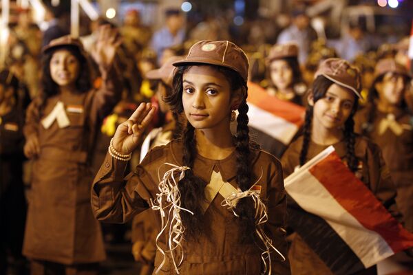 Участница парада по случаю годовщины йеменской революции 1962 года в Сане.