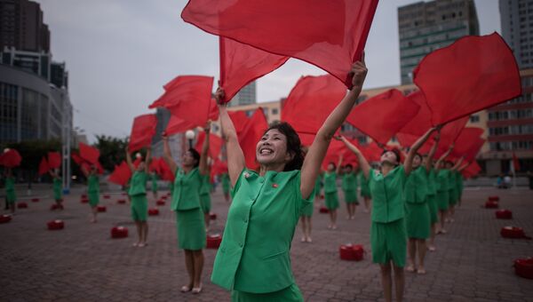 Участники пропагандистского творческого коллектива выступают у центрального железнодорожного вокзала Пхеньяна, КНДР