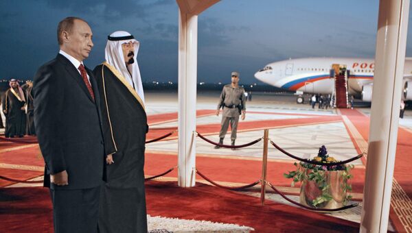 Президент России Владимир Путин и король Саудовской Аравии Абдалла во время церемонии встречи в аэропорту имени Короля Халеда. 11 февраля 2007
