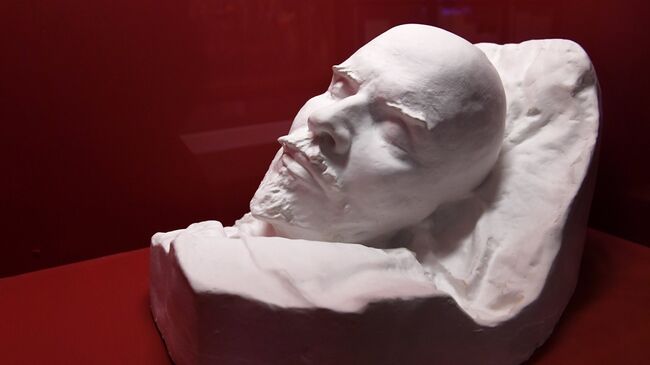 Слепок головы В.И. Ленина на открытии историко-документальной выставки Ленин. 28 сентября 2017