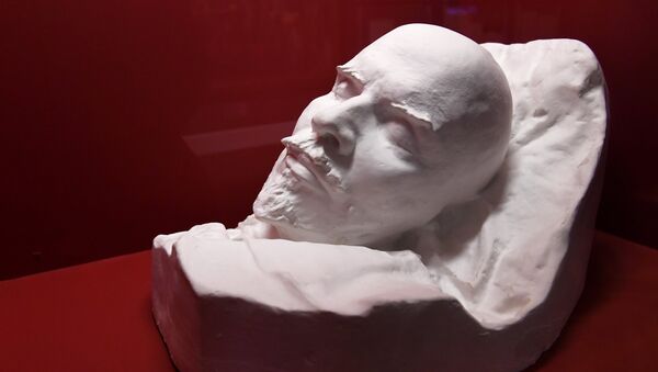 Слепок головы В.И. Ленина на открытии историко-документальной выставки Ленин. 28 сентября 2017