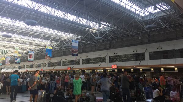 Пассажиры ВИМ-Авиа ждущие рейса в аэропорту Анталии. 28 сентября 2017