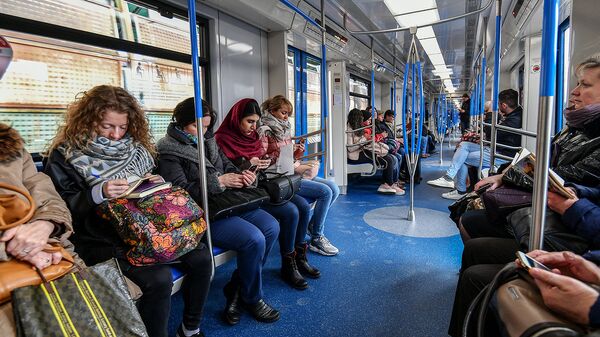 Пассажиры в вагоне поезда московского метрополитена