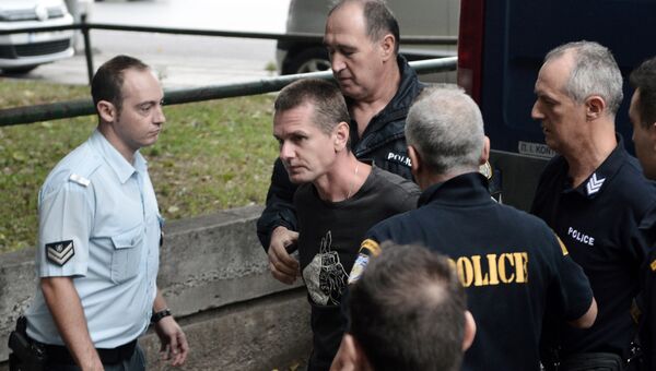 Сопровождение гражданина России Александра Винника, арестованного в Греции по обвинению в отмывании денег, в аэропорту в Салониках. 29 сентября 2017