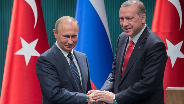 Президент РФ Владимир Путин и президент Турции Реджеп Тайип Эрдоган на пресс-конференции по итогам российско-турецких переговоров в Анкаре. архивное фото