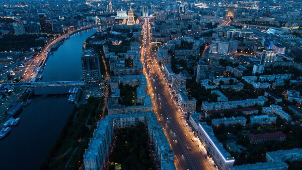 Ночное движение на Кутузовском проспекте. Архивное фото