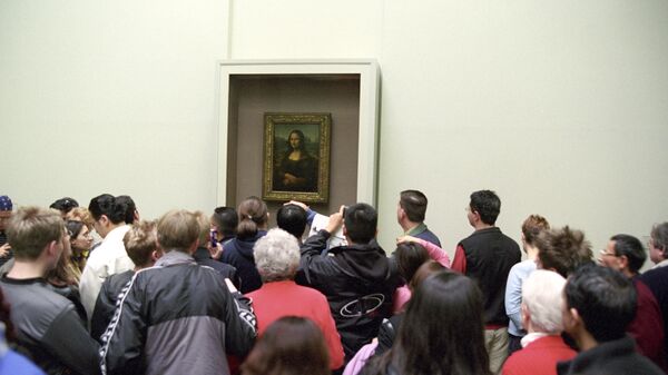 У картины Леонардо да Винчи Мона Лиза в Лувре