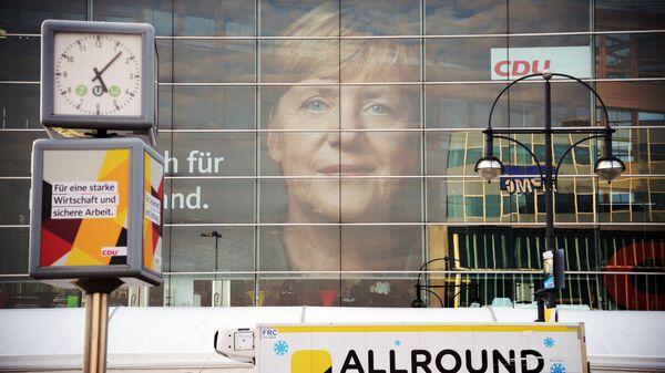 Плакат с изображением канцлера Германии, лидера ХДС Ангелы Меркель на одной из улиц Берлина во время парламентских выборов