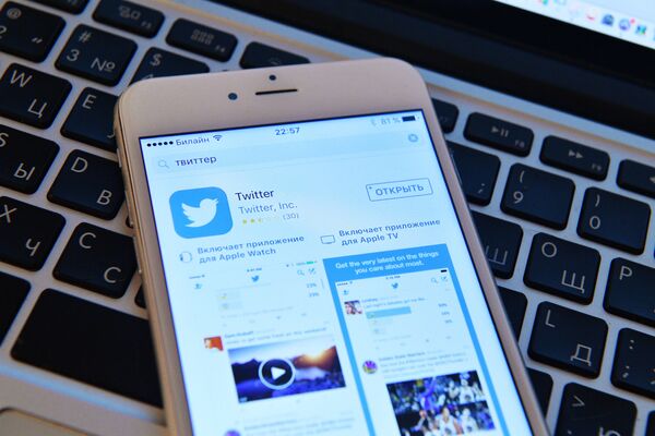 Страница социальной сети Twitter на экране смартфона Страница социальной сети Twitter на экране смартфона