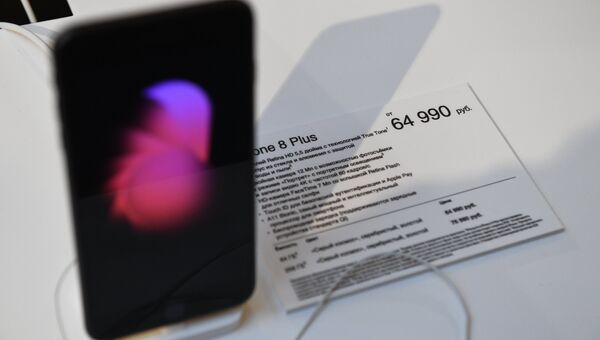 iPhone 8 Plus представлен на продажу в торговом центре ГУМ. Архивное фото