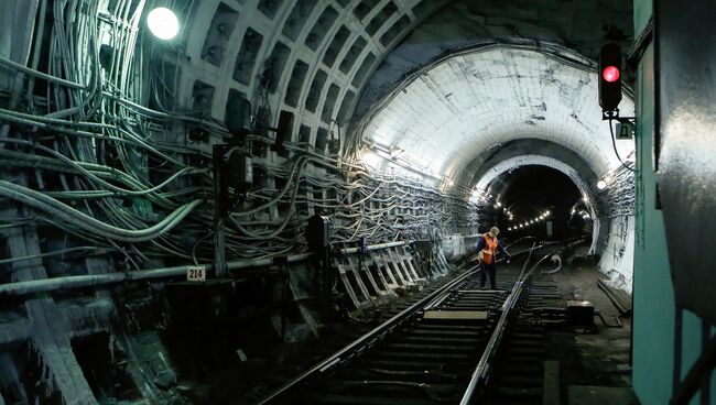 Рабочая метрополитена осматривает пути. Архивное фото